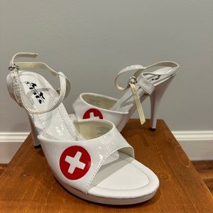Adult Women’s Nurse Heels - white size Medium 7-8
